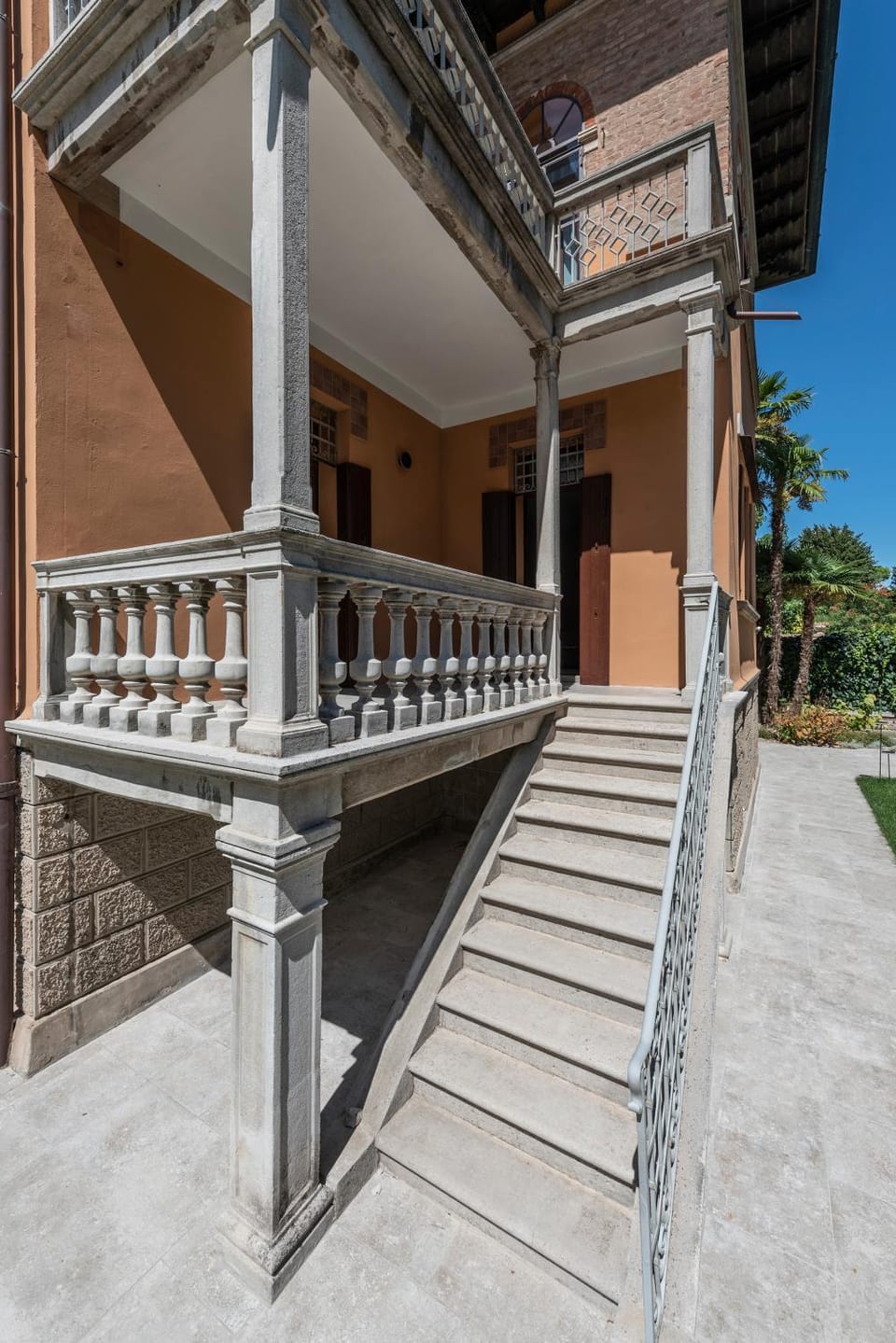 Property building, Patio, Facade/entrance, Balcony/Terrace, Balcony/Terrace