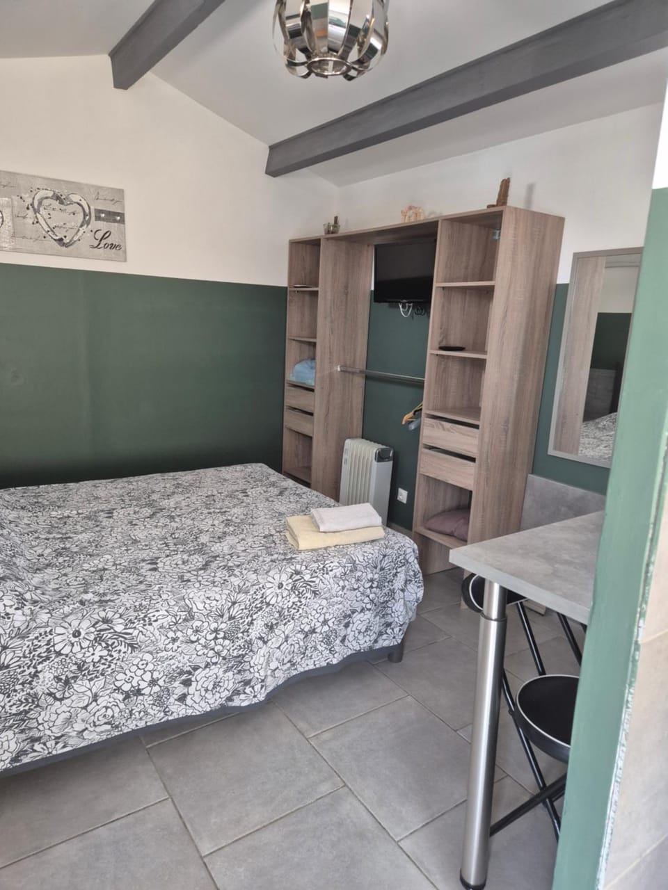 Chambre cosy avec terrasse Capsule hotel in Arles