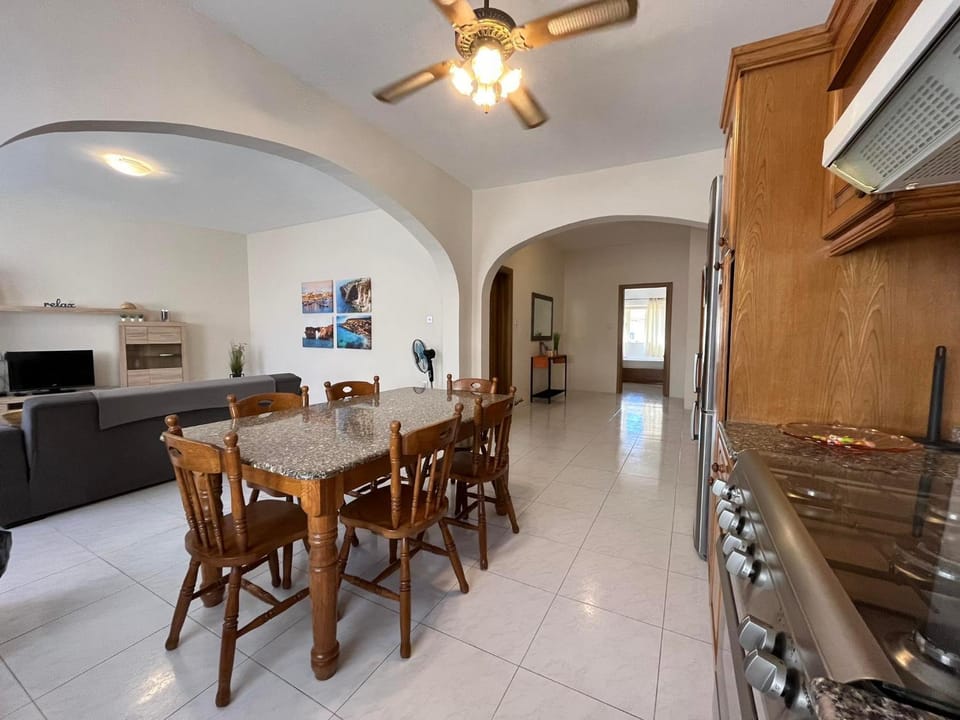 Kitchen or kitchenette, Dining area, fireplace, minibar, pet friendly