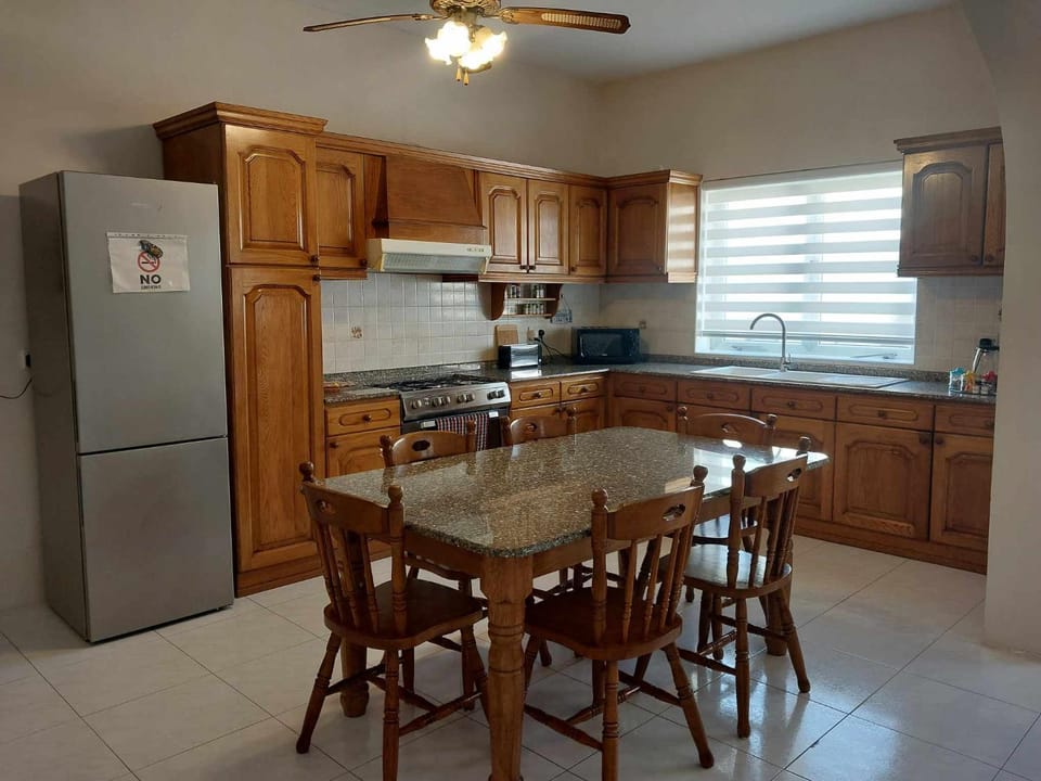 Kitchen or kitchenette, Dining area, oven, stove