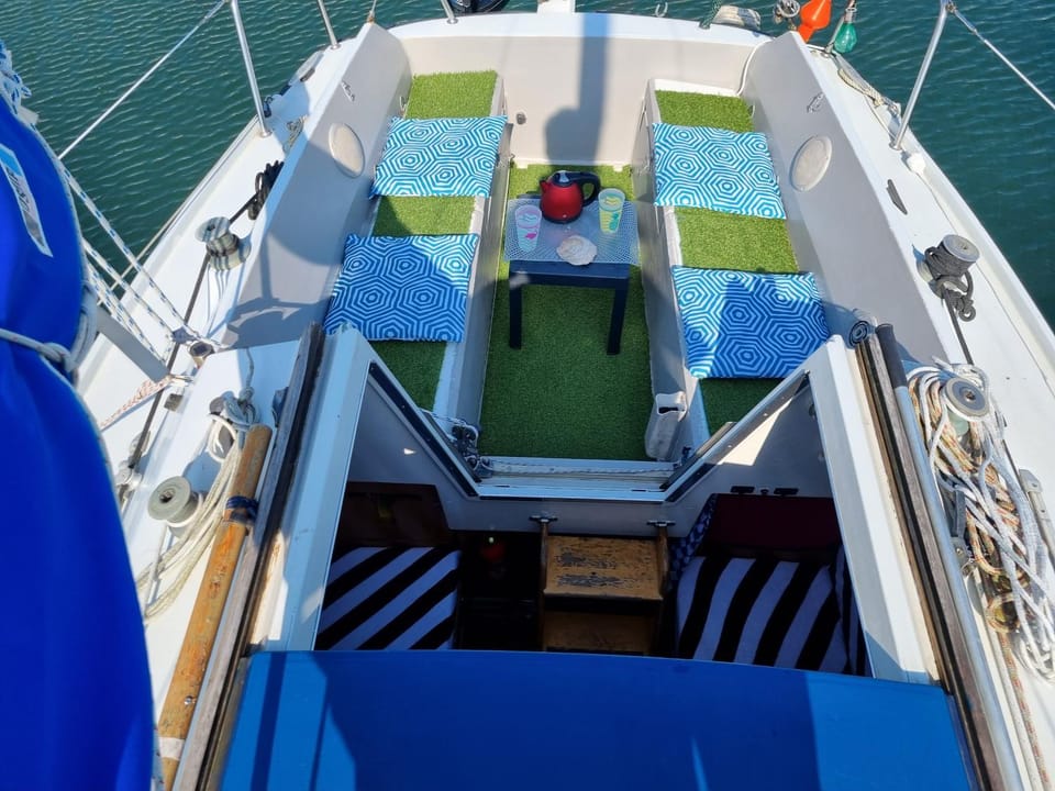 VOILIER AU SOLEIL LEVANT Docked boat in Le Havre