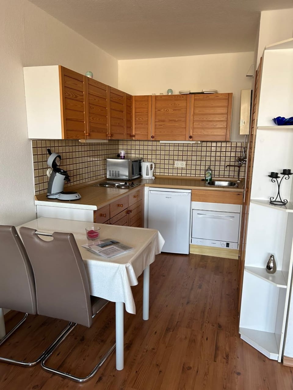 Coffee/tea facilities, Kitchen or kitchenette, Dining area, dishwasher, stove