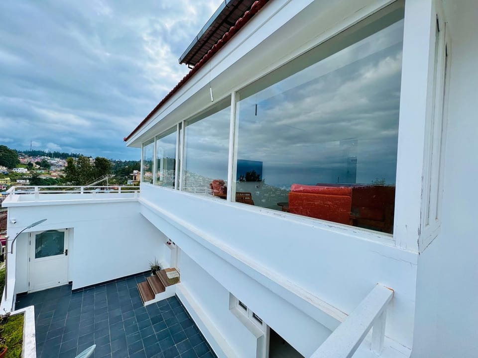 Balcony/Terrace, City view, Mountain view