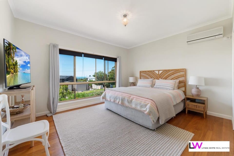 Bed, Bathroom, TV and multimedia, Photo of the whole room, Bedroom, Mountain view, Sea view, towels, towels, air conditioner