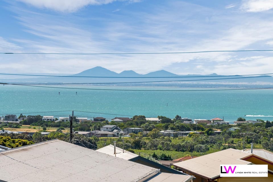 Mountain view, Sea view