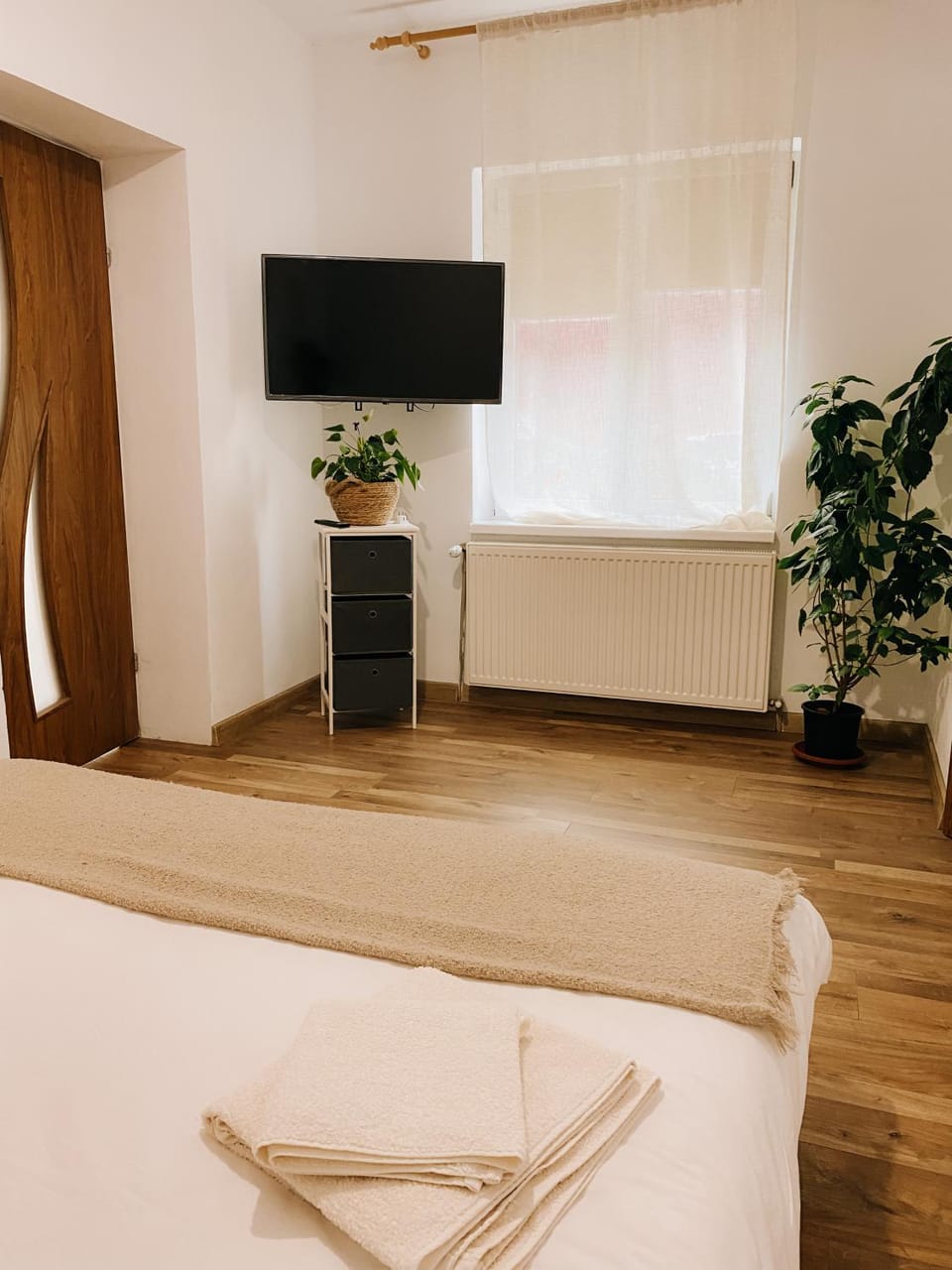 Bed, TV and multimedia, Evening entertainment, Bedroom, internet