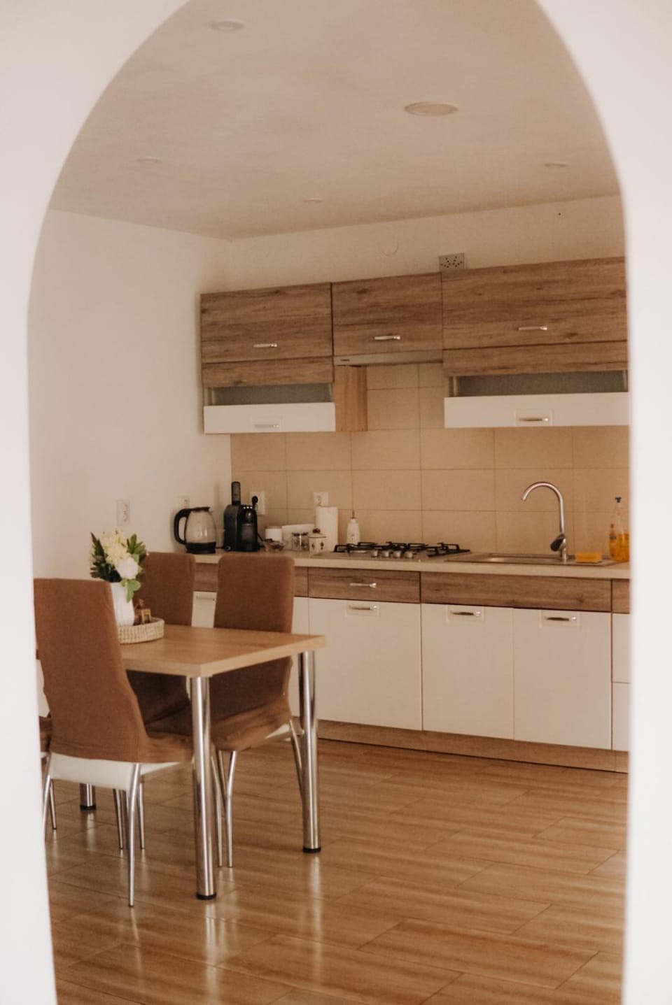 Coffee/tea facilities, Kitchen or kitchenette, Dining area, stove
