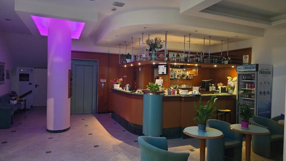 Communal lounge/ TV room, Lobby or reception, Lounge or bar, Decorative detail, elevator
