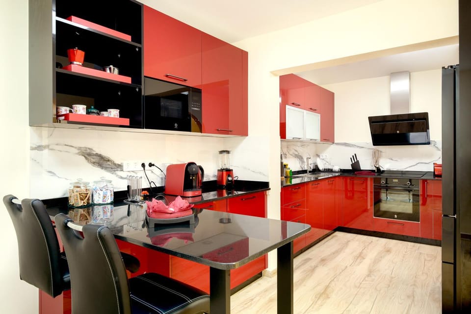 Kitchen or kitchenette, minibar