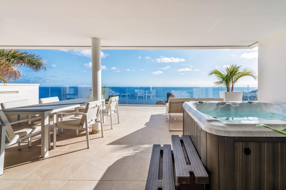 Day, Hot Tub, TV and multimedia, Balcony/Terrace, Living room, Seating area, Dining area, Sea view