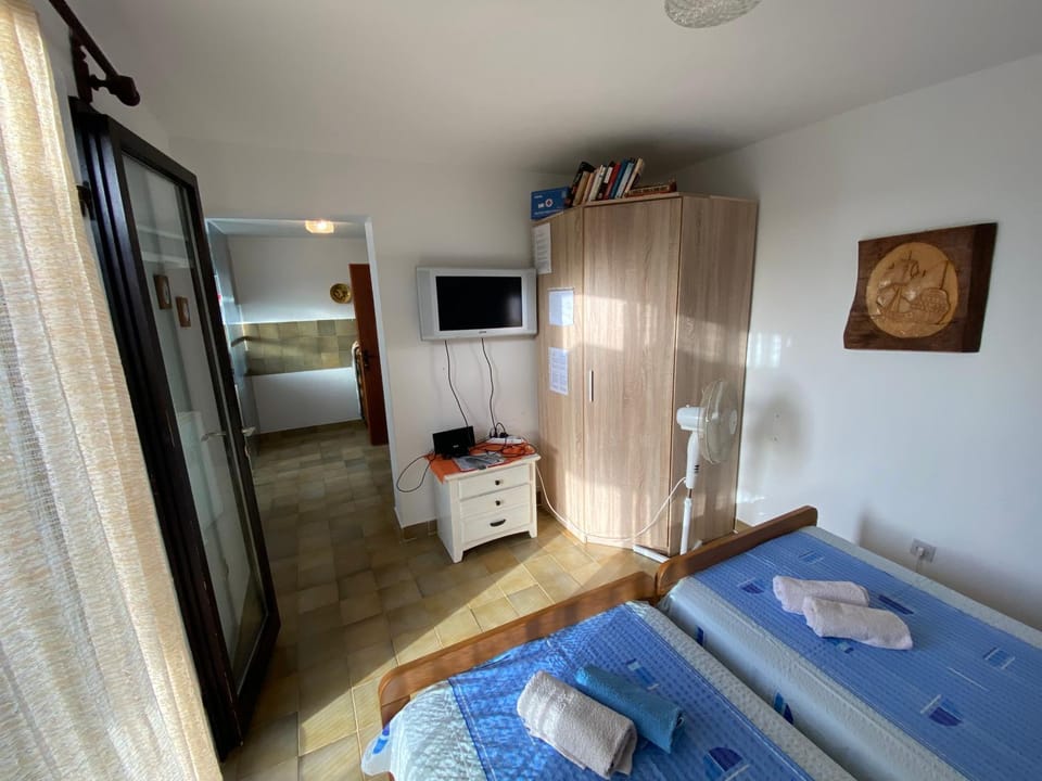 Bed, TV and multimedia, Photo of the whole room, Bedroom