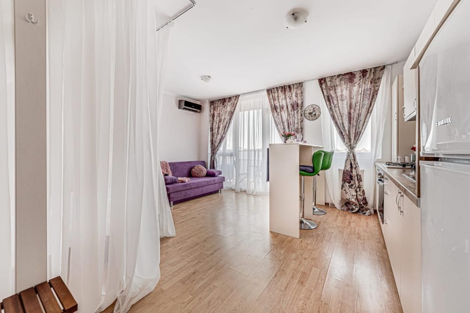 TV and multimedia, Kitchen or kitchenette, Living room, Seating area, air conditioner