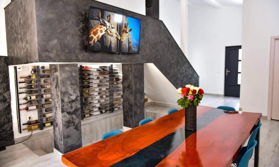 TV and multimedia, Living room, Decorative detail, Seating area, Dining area
