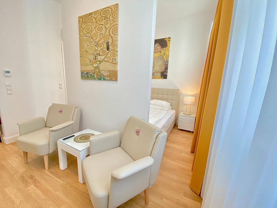 Photo of the whole room, Seating area