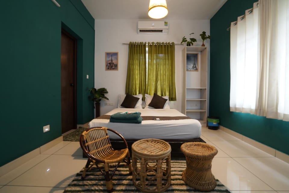 Bed, Seating area, Bedroom, air conditioner