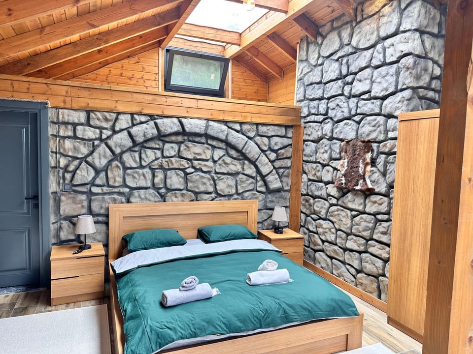 Bed, Photo of the whole room, Bedroom, towels