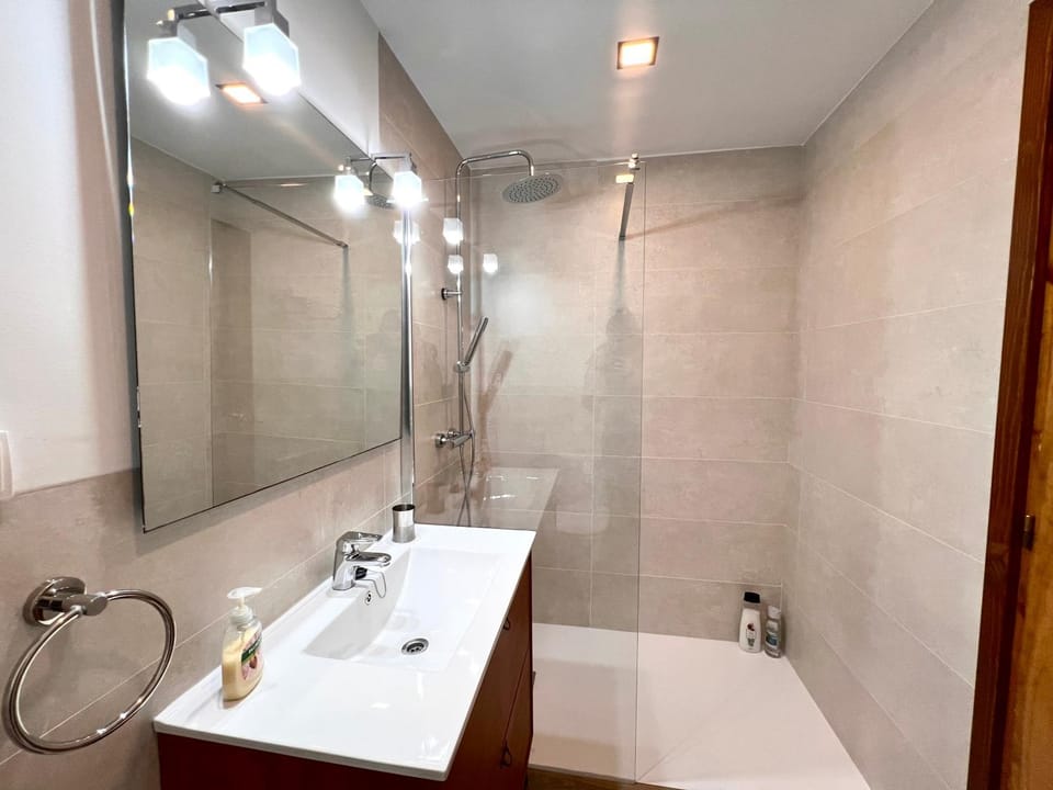 Shower, Bathroom, Bath, towels