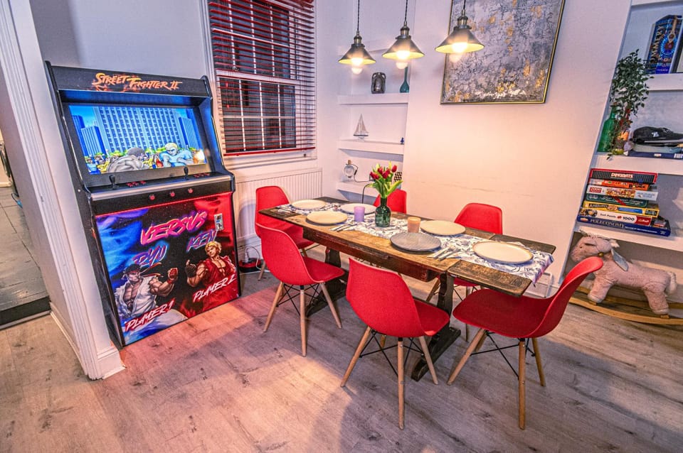 Central 3 - Bedroom Townhouse in Brighton with Parking House in Brighton