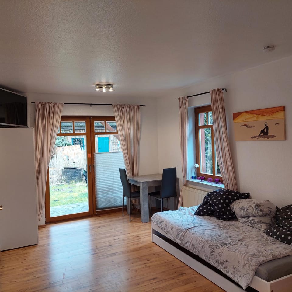 Bed, Photo of the whole room, Seating area