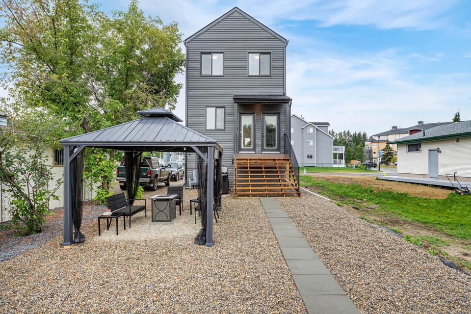 The Promenade I Patio and BBQ I Fire pit I Sleep 9 House in Sylvan Lake