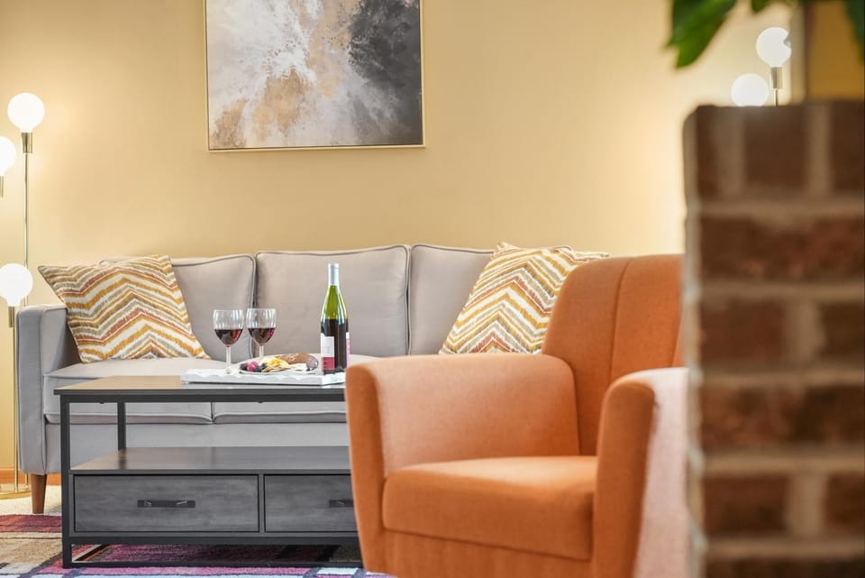 Living room, Food and drinks, Seating area, Drinks
