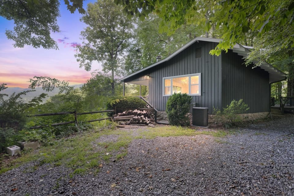 Blue Ridge Lookout Beautiful Modern Cabin - Nature Hikes and Pets OK cabin Cabin in Great Smoky Mountains