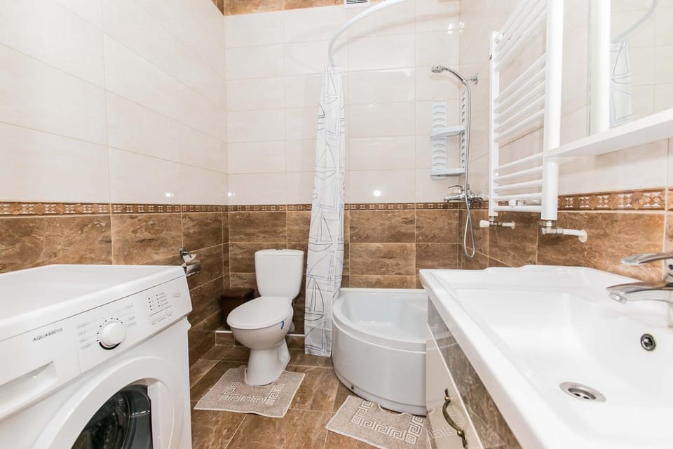 Shower, Toilet, Bathroom, Bath, towels, washing machine