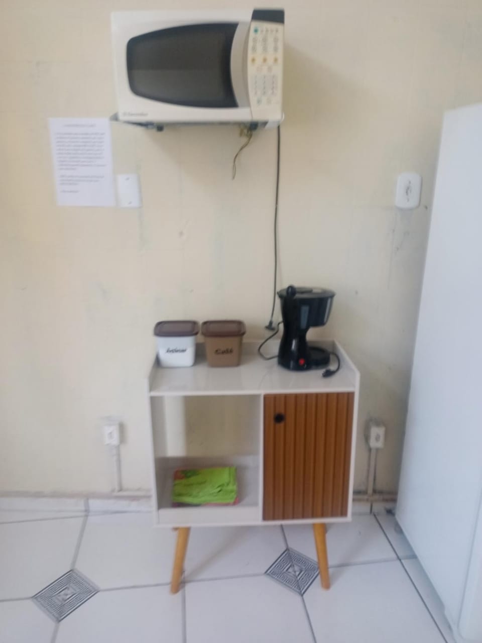 Kitchen or kitchenette, minibar