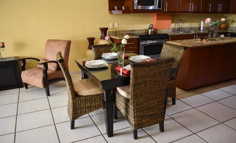 Kitchen or kitchenette, Dining area