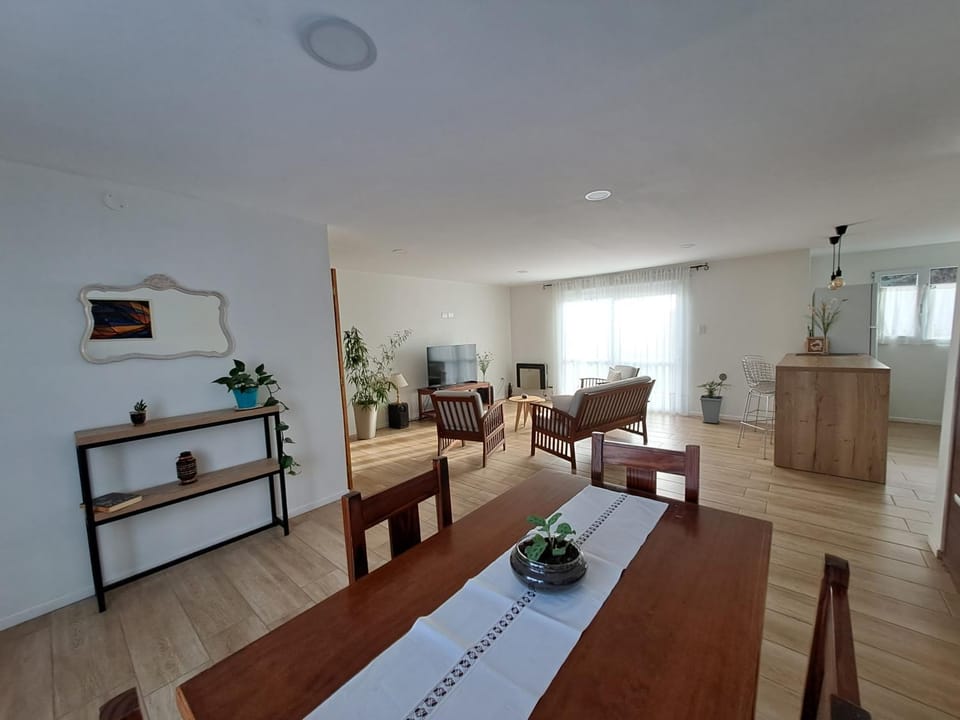 TV and multimedia, Kitchen or kitchenette, Living room, Seating area, Dining area