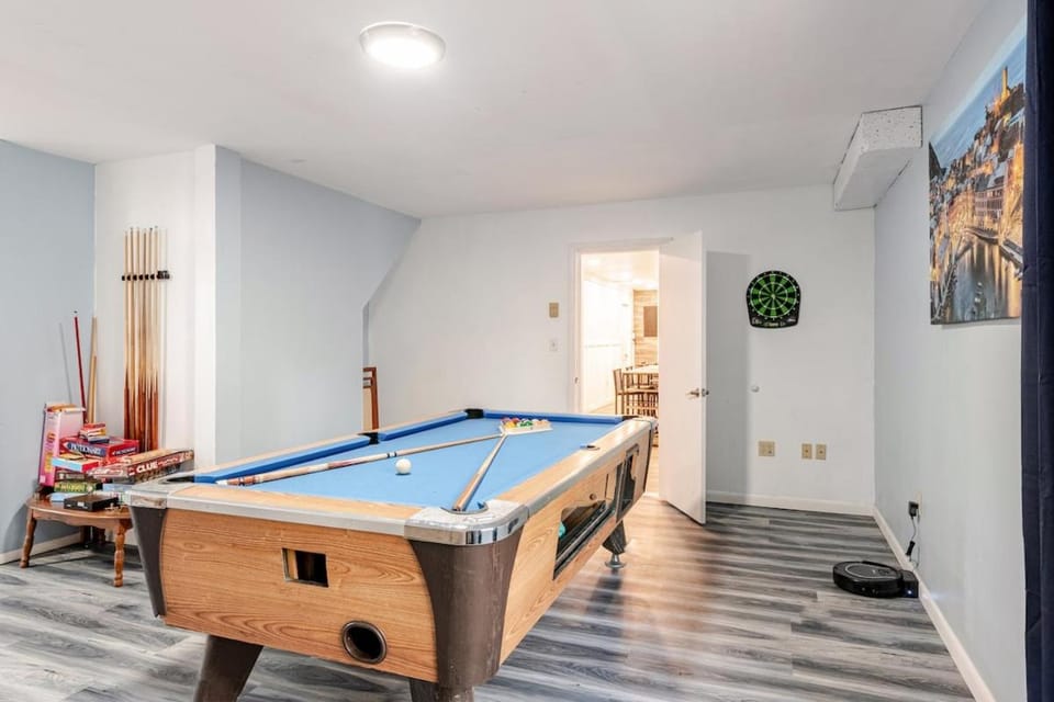 Billiard, Game Room