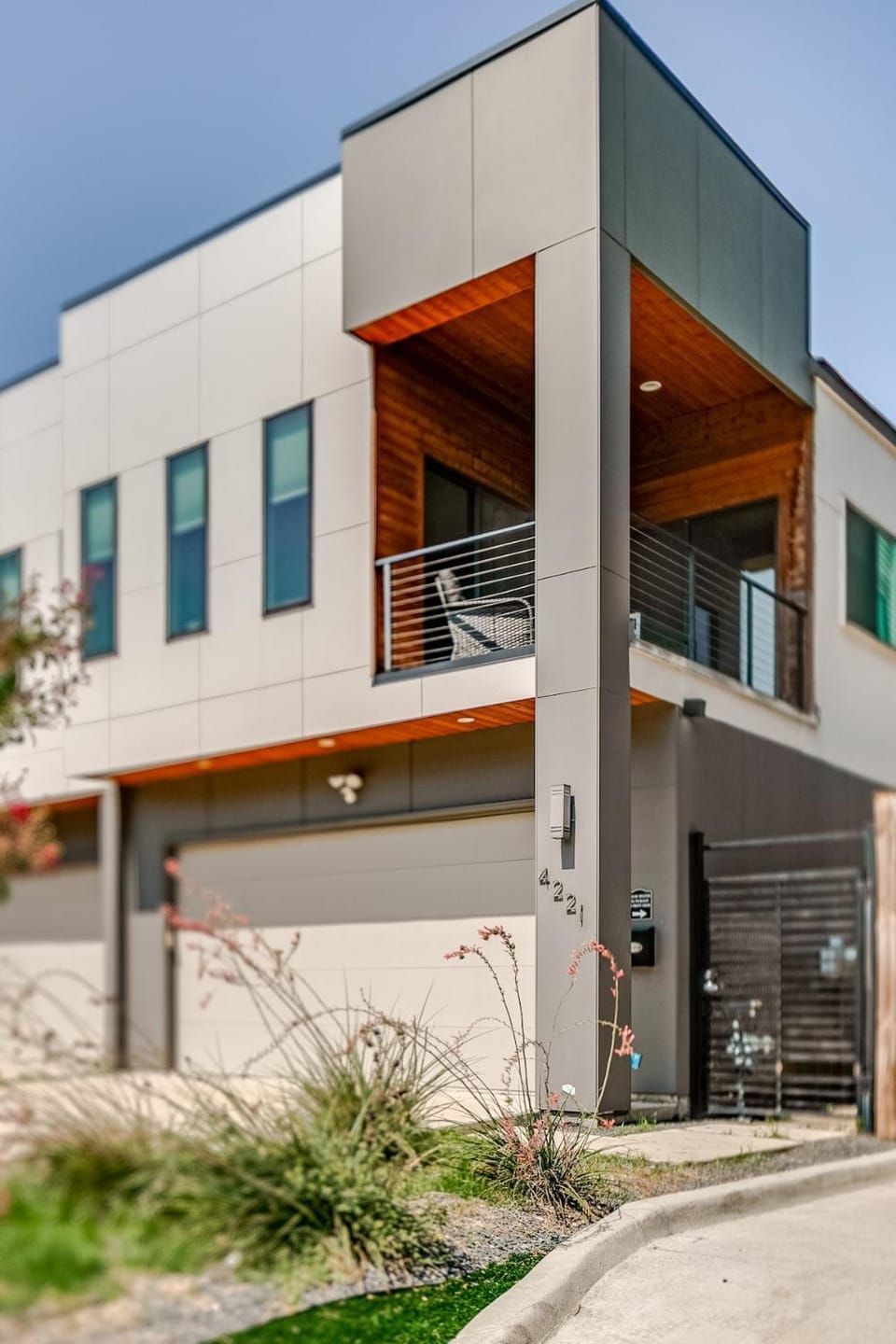 Uptown Modern with Private Patio & 1Gbps Wi-Fi House in Dallas