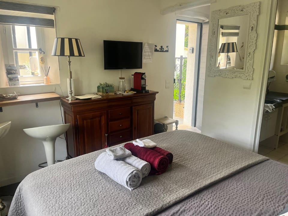 CHAMBRE d'HOTES POUR 2 PERSONNES Bed and Breakfast in French Riviera