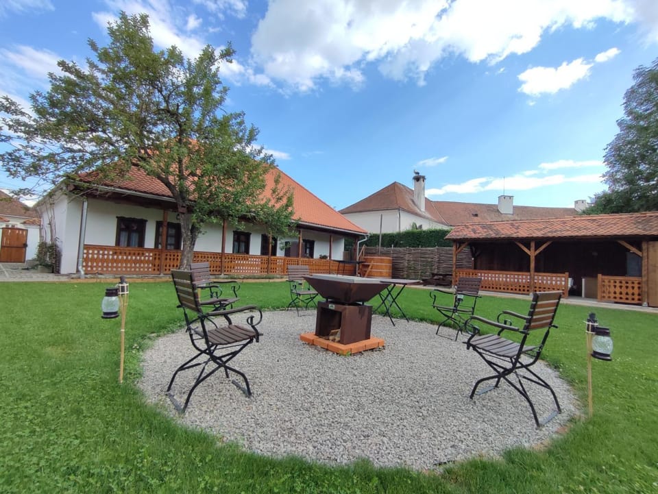 Rauber Baron Cottage-Traditional Comfort House Villa in Brașov County