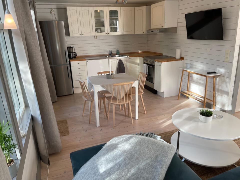 Cozy cabin, neighbour to lake & national park Cabin in Stockholm County
