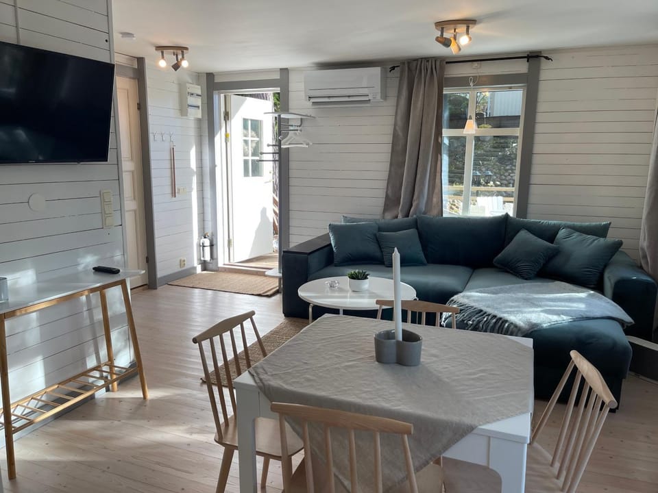 Cozy cabin, neighbour to lake & national park Cabin in Stockholm County