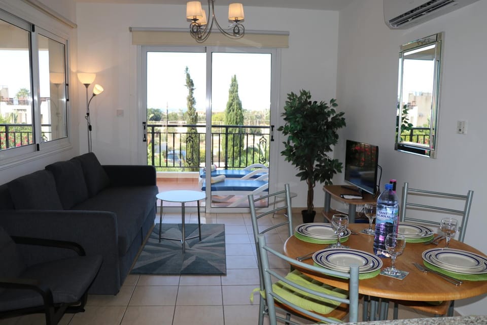 Sunset apartment with pool & 10 mins to Venus beach Apartment in Paphos