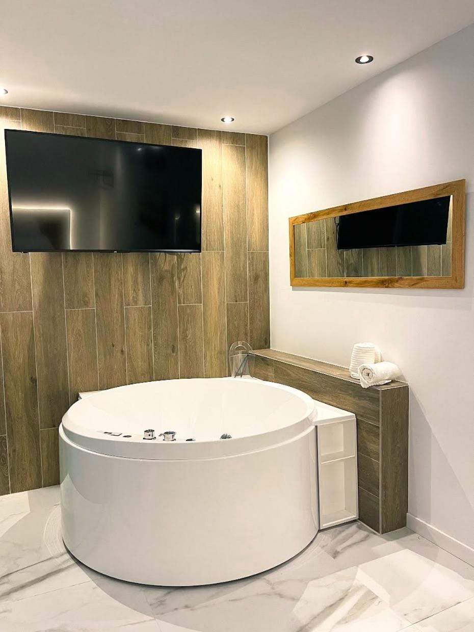 Bathroom, Spa and wellness centre/facilities