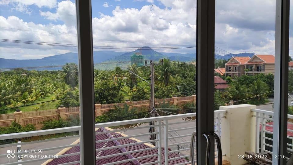 Balcony/Terrace, Mountain view, Street view