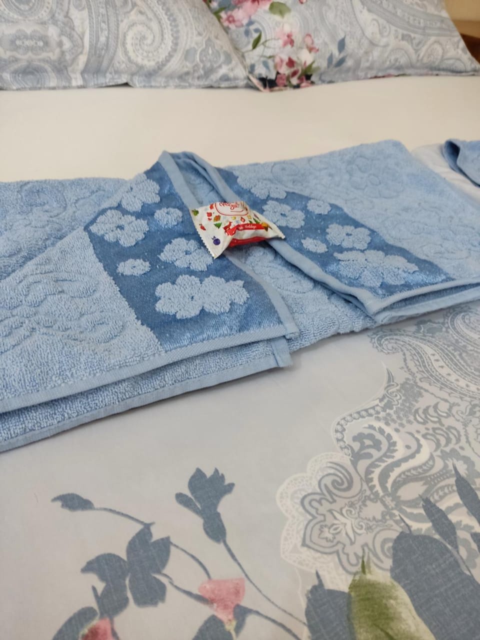 Bed, towels