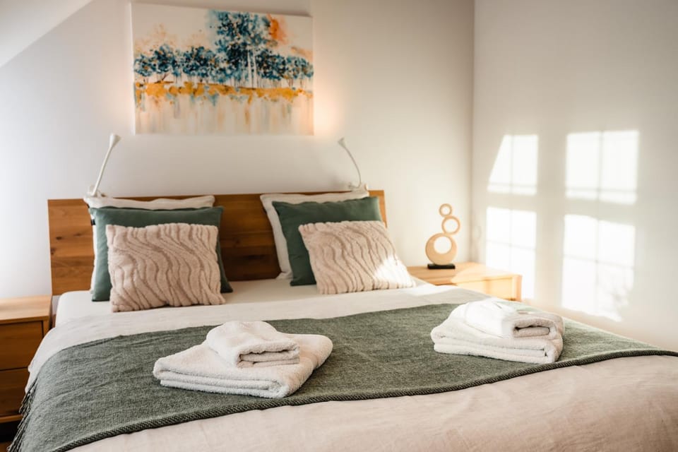 Bed, Bedroom, towels