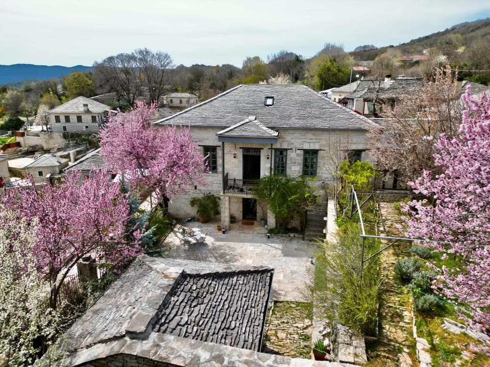 Property building, Breakfast, Location