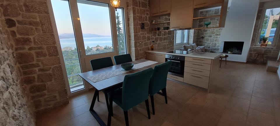 Natural landscape, Kitchen or kitchenette, Seating area, Dining area, oven