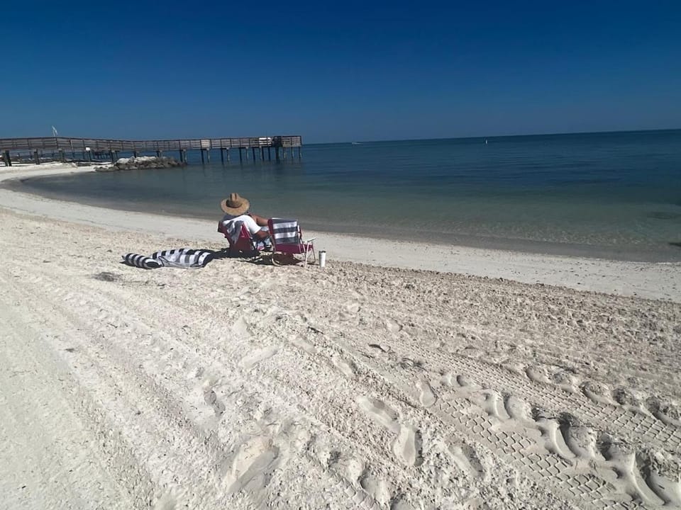 Your Happy Place ON THE BEACH! Apartment in Key Colony Beach