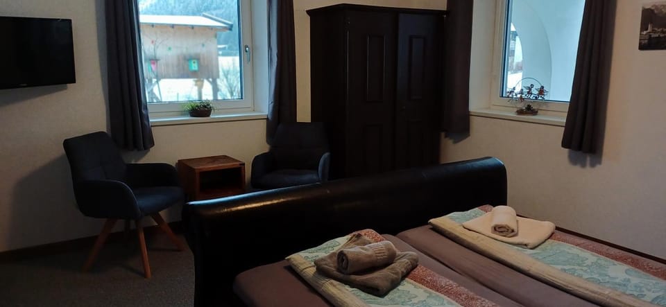 Photo of the whole room, Seating area