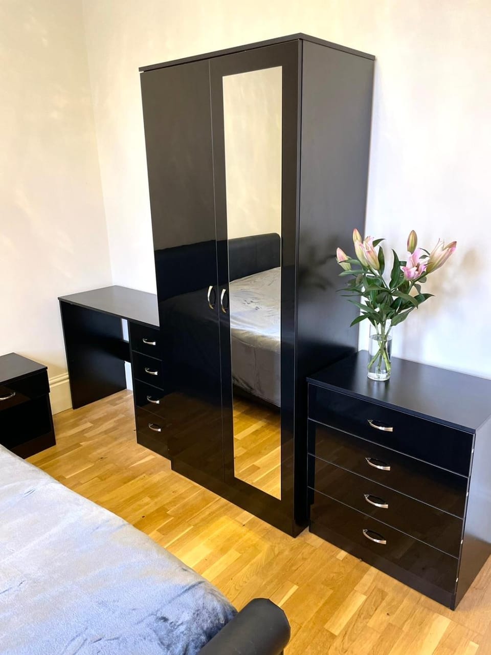 hair dresser, wardrobe