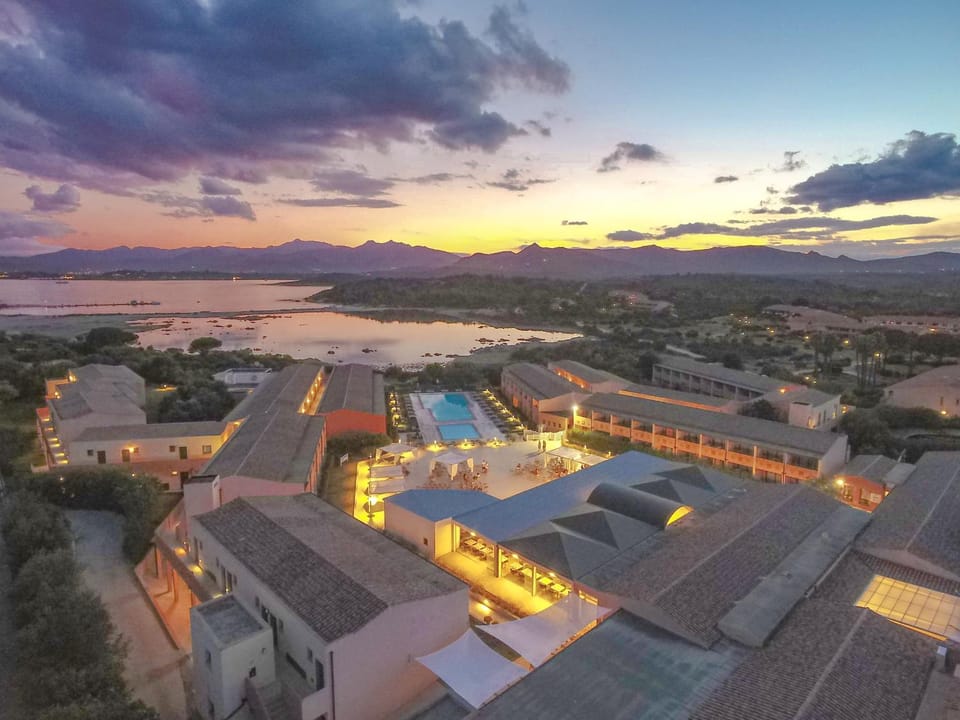 Property building, Nearby landmark, Bird's eye view, Pool view, Sunset