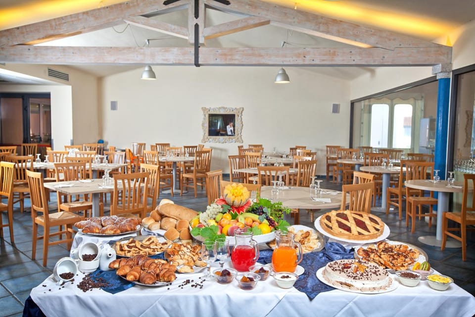 Restaurant/places to eat, Food and drinks, Banquet/Function facilities, Food, Breakfast, Continental breakfast, Buffet breakfast, Lunch, Dinner, Drinks