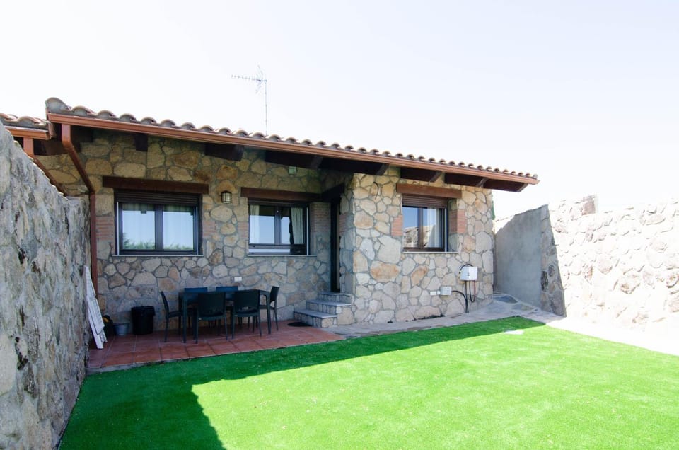 Casa rural Los Cántaros. Zarapicos House in Castile and León