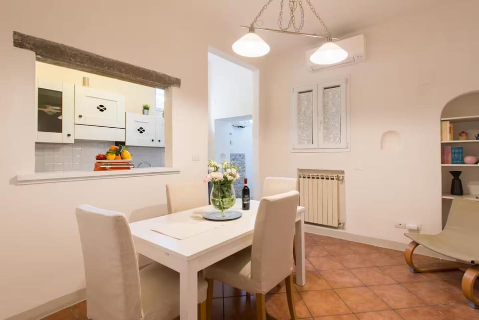 Kitchen or kitchenette, Dining area, stove